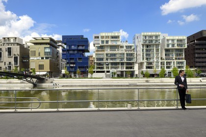 France, Rhône (69), Lyon, nouveau quartier de La Confluence au sud de la Presqu'île, immeubles d'habitation quai Arlès Dufour devant la place nautique