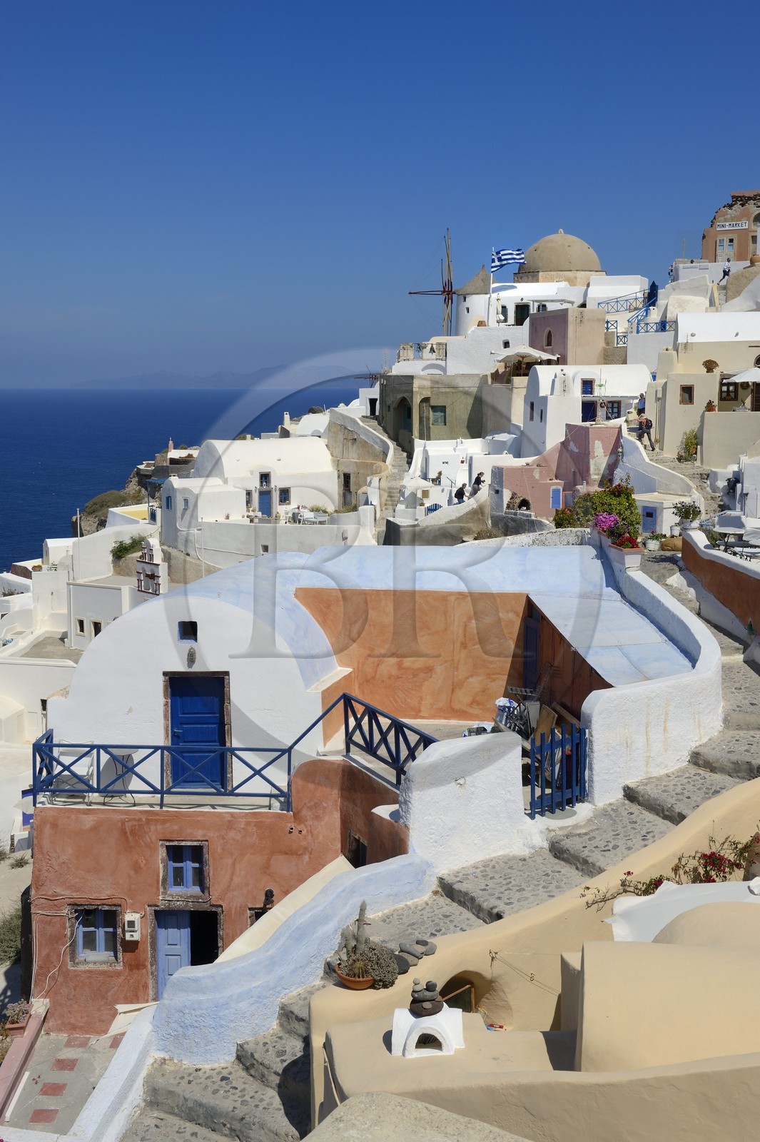Grèce, Les Cyclades, mer Égée, île de Santorin (Thira ou Théra), le village de Oia qui surplombe la Caldera