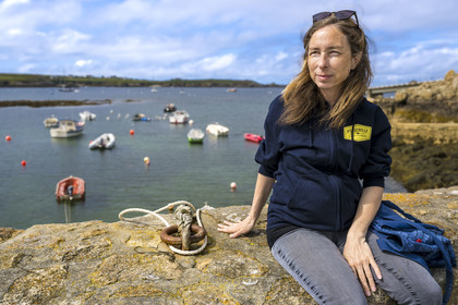 France, Finistère (29), Mer d'Iroise, Ile d'Ouessant, le port de Lampaul, Ondine Morin guide conférencière et pêcheur