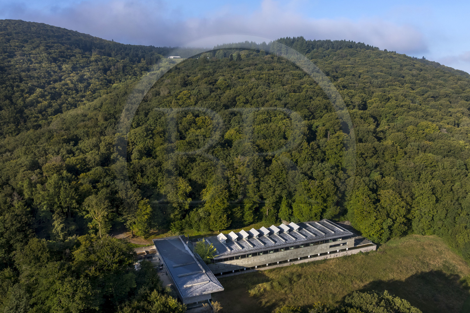 France, Saône-et-Loire (71), parc naturel régional du Morvan, Saint-Léger-sous-Beuvray, oppidum de Bibracte, capitale du peuple celte des Éduens, le musée de Bibracte au pied du mont Beuvray (vue aérienne)