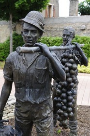 France, Côte d'Or (21), Marsannay-la-Côte, statue en l'honneur des viticulteurs