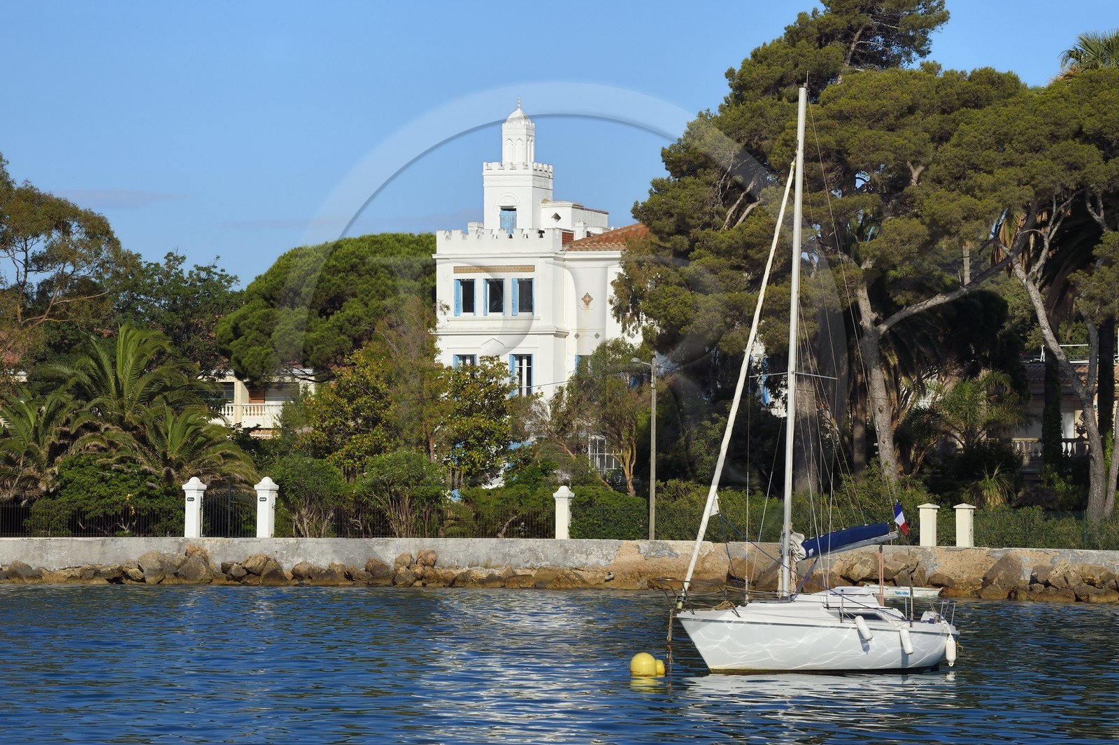 France, Var (83), la rade de Toulon, La Seyne-sur-Mer, quartier de Tamaris, la villa du Croissant de style orientaliste reconnaissable à sa tour-minaret