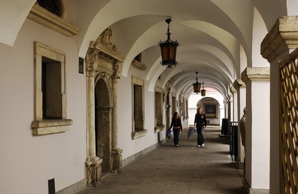 Pologne, région de Lublin, ville Renaissance de Zamosc classé Patrimoine Mondial de l' UNESCO, passage sous arcades de la place du marché et portail décoré de frises