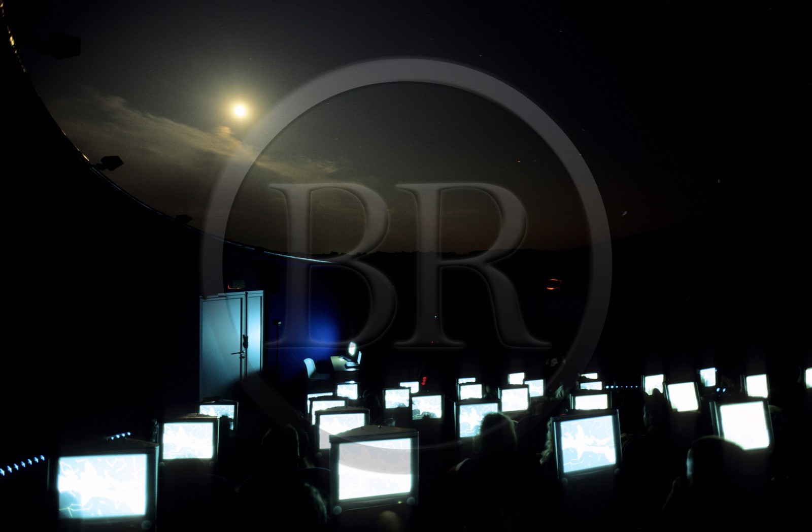 France, Gers (32), Fleurance, le Hameau des étoiles, observation assistée par ordinateur de la voûte céleste dans le dôme