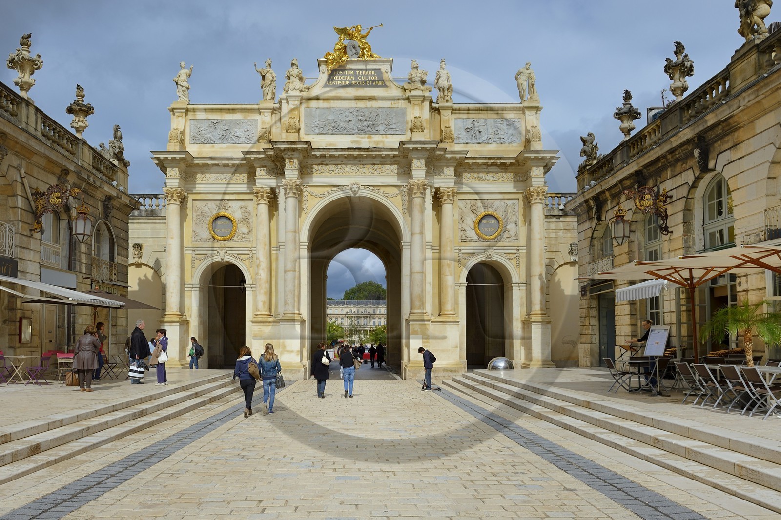 France, Meurthe-et-Moselle (54), Nancy, place Stanislas (ancienne Place Royale) construite par Stanislas Leszczynski, roi de Pologne et dernier duc de Lorraine au XVIIIe siècle, classée Patrimoine Mondial de l'UNESCO, l'Arc de Triomphe (la Porte Héré)