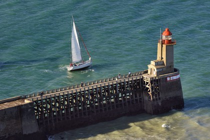 France, Seine-Maritime (76), Pays de Caux, Côte d'Albâtre, Fécamp, phare de la pointe Fagnet à l'entrée du port
