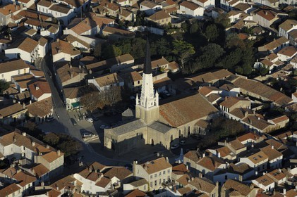France, Charente-Maritime (17), Ile de Ré, Ars-en-Ré, l'église Saint-Etienne (vue aérienne)