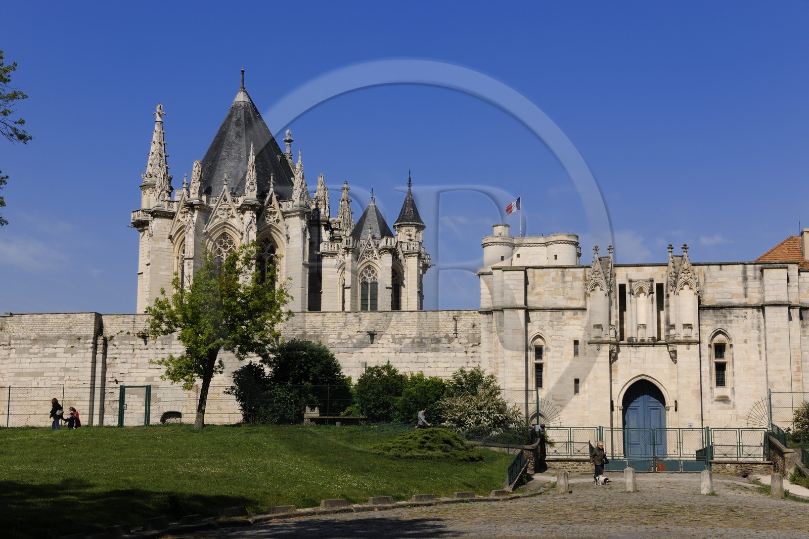 France, Val-de-Marne (94), Vincennes, le château de Vincennes, la Tour des Salves (porte) à droite, le donjon au centre et la Sainte Chapelle à gauche