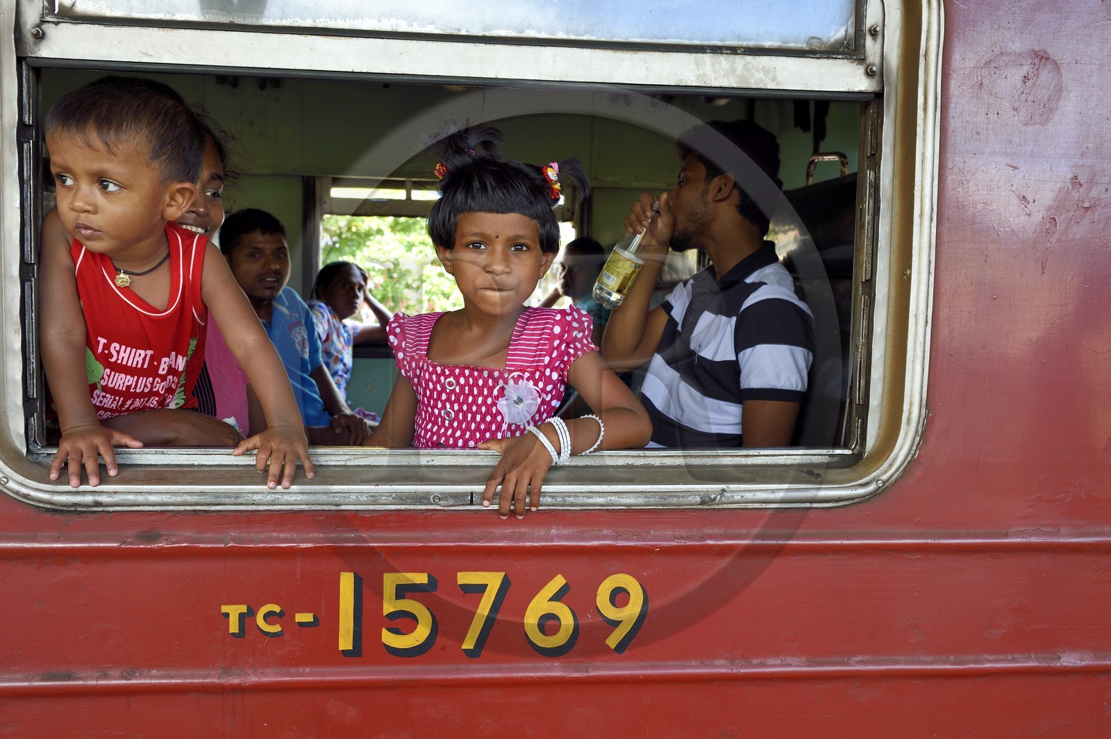 Sri Lanka, Province du Sud, train de Colombo à Galle, famille à l'arrivée à Galle