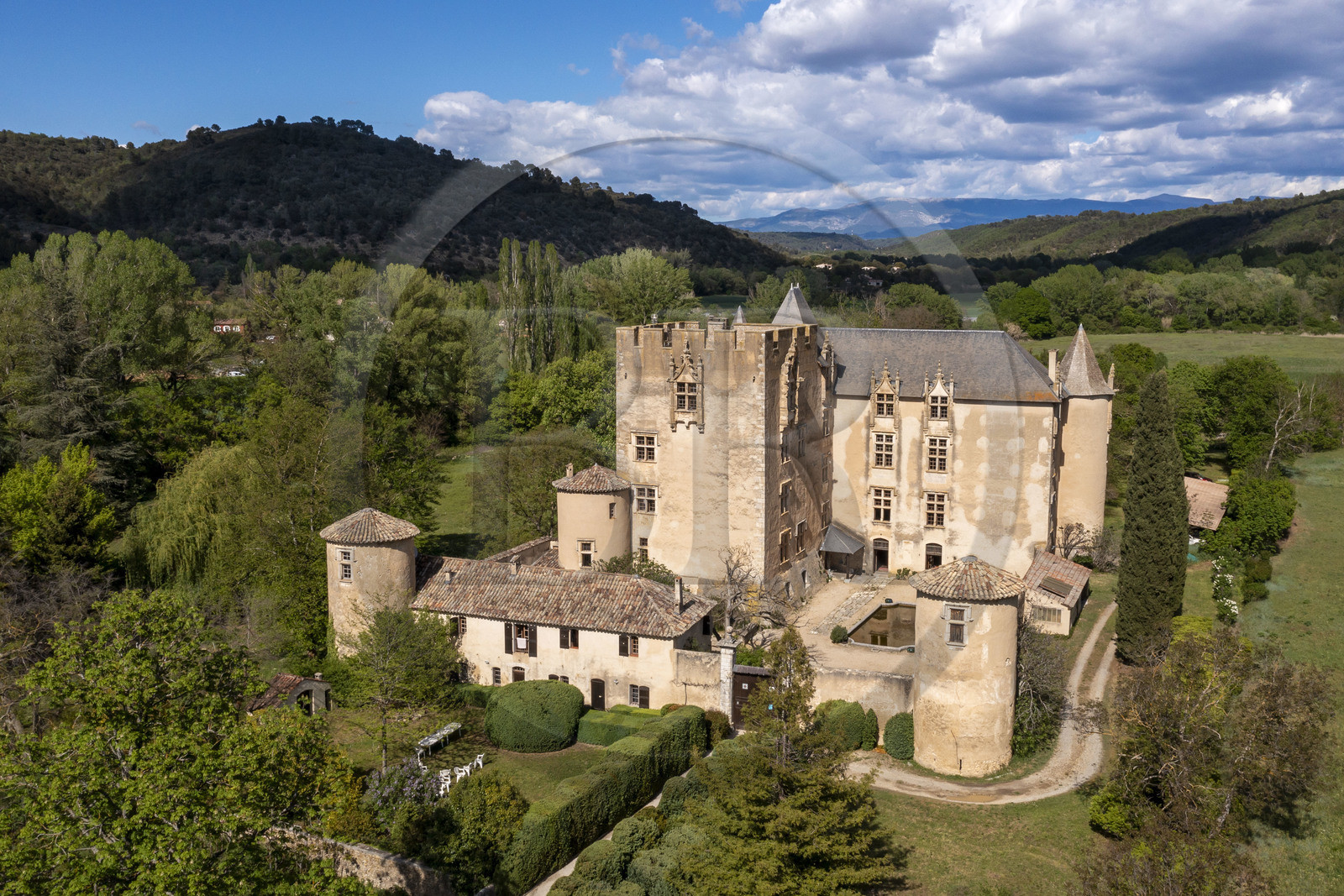 France, Alpes-de-Haute-Provence (04), Parc Naturel Régional du Verdon, Allemagne-en-Provence, le chateau (vue aérienne)