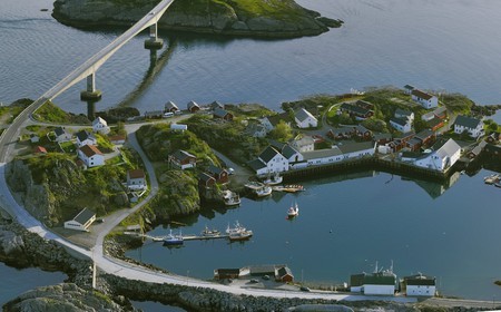 Norvège, Nordland, Iles Lofoten, Ile de Moskenes, un des nombreux ponts, ici reliant Hamnoy à Reine (vue aérienne)