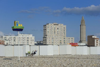 France, Seine-Maritime (76), Le Havre, Centre-ville reconstruit du Havre par Auguste Perret classé Patrimoine Mondial de l'UNESCO, la grande plage de galets et les immeubles Perret de la Porte Océane
