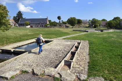 France, Cantal (15), Parc Naturel Régional des Volcans d'Auvergne, étape sur le chemin de Saint-Jacques de Compostelle par la Via Arverna, Chalinargues, lavoir et abreuvoir communs dans le couderc (pature communale)