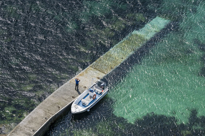 France, Finistère (29), Pays des Abers, jetée de l'Ile Vierge dans l'archipel de Lilia