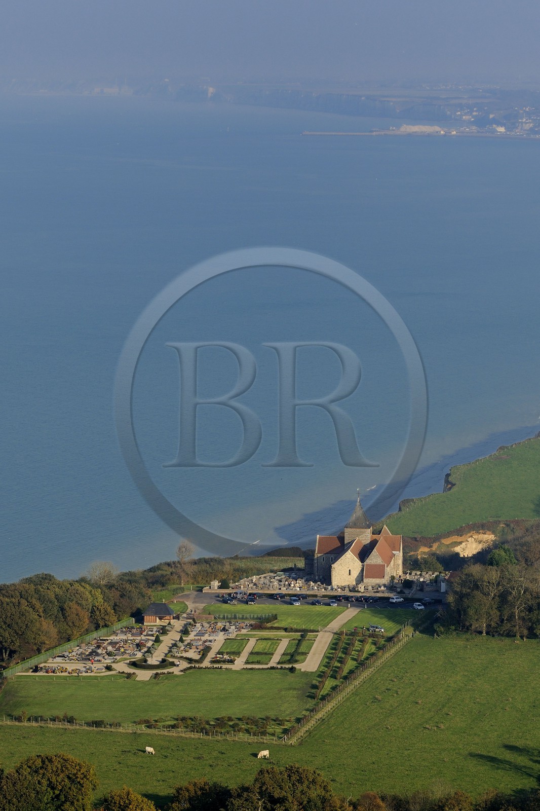 France, Seine-Maritime (76), Pays de Caux, l'église de Varengeville-sur-Mer et son cimetière marin surplombant les falaises de la Côte d'Albatre (vue aérienne)