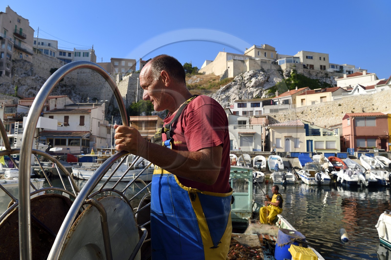 France, Bouches-du-Rhône (13), Marseille, quartier d'Endoume, le Vallon des Auffes, retour de pêche de Lucien Jativa et trie du poisson