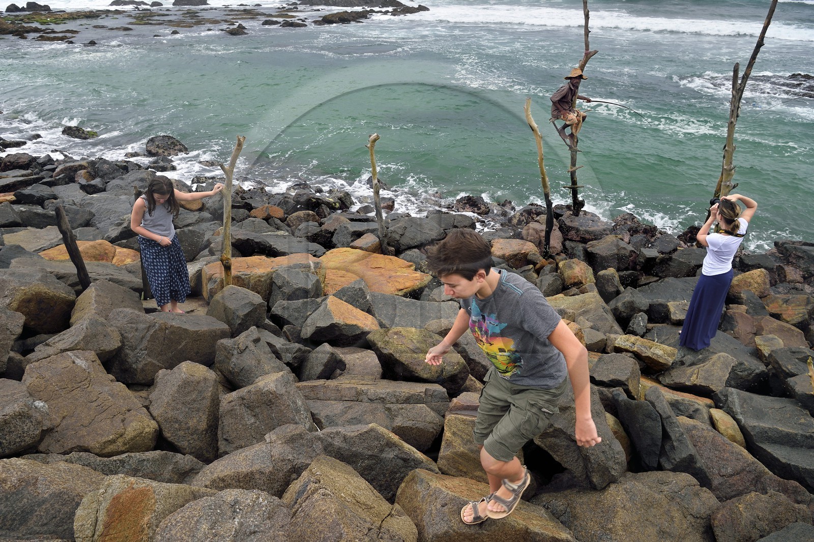 Sri Lanka, Province du Sud, région de Galle, Weligama, plage de Midigama, pecheurs sur poteaux