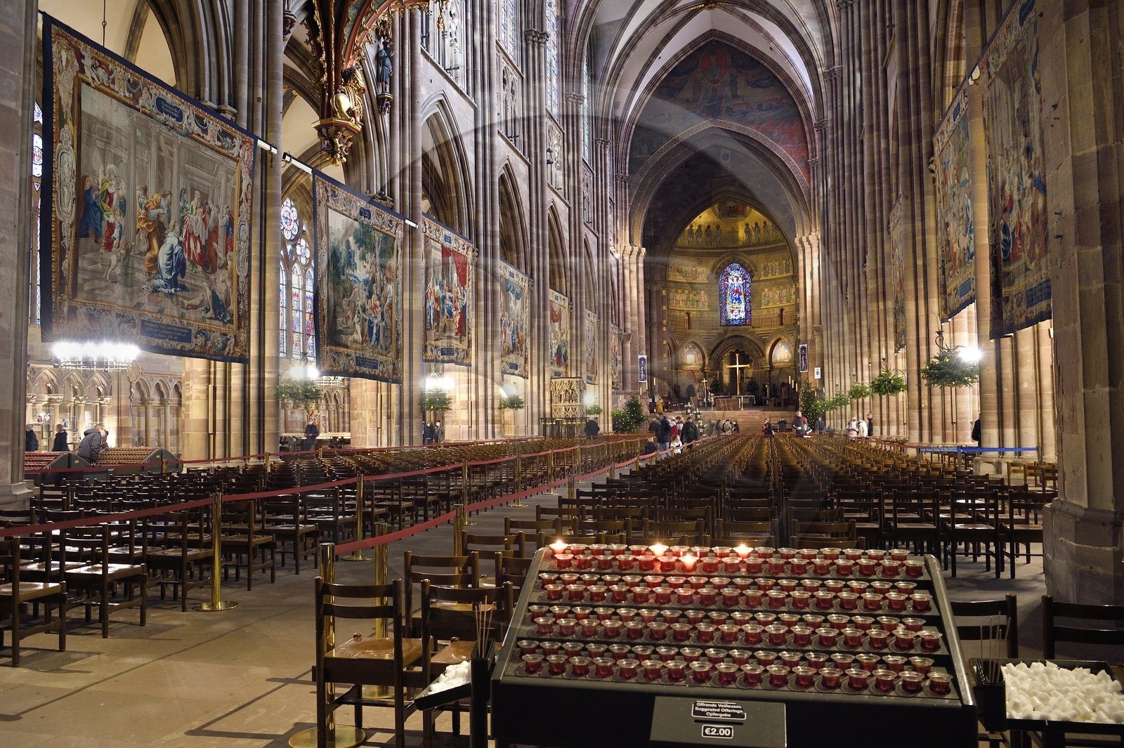 France, Bas-Rhin (67), Strasbourg, vieille ville classée au Patrimoine Mondial de l'UNESCO, la cathédrale Notre-Dame, les Scènes de la vie de la Vierge réalisées à la demande de Richelieu sont une série de quatorze tapisseries suspendues dans la nef durant la période de l'Avent