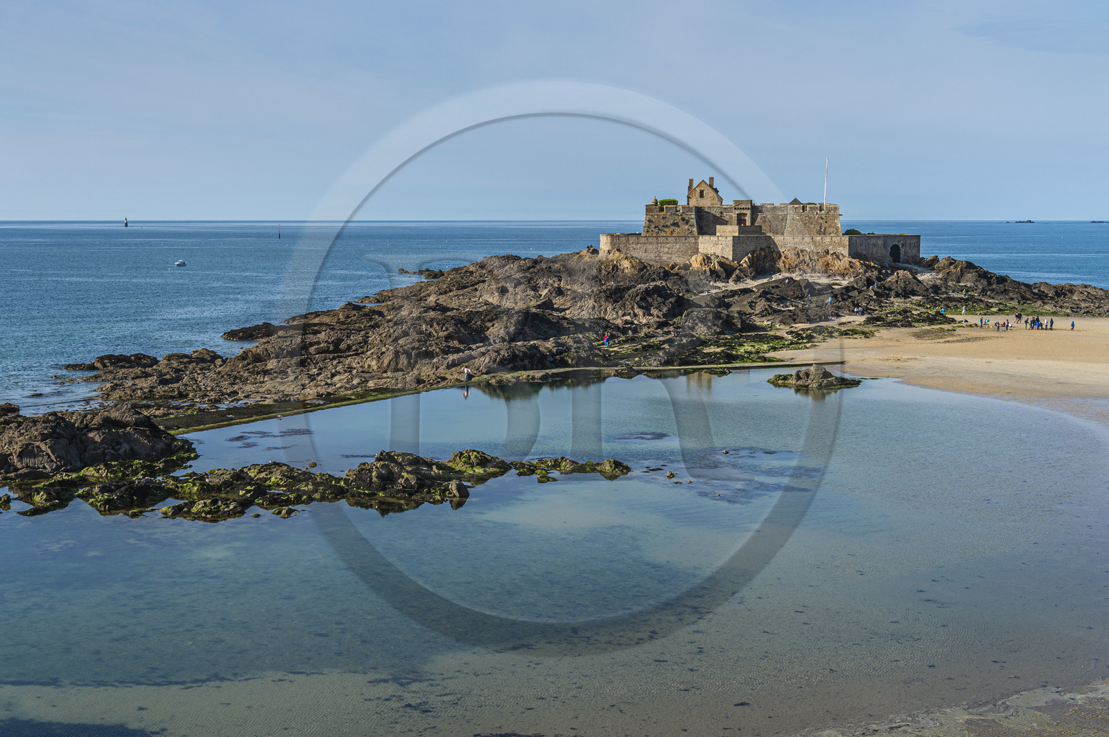 France, Ille-et-Vilaine (35), Côte d'Emeraude, Saint-Malo, Fort National conçu par Vauban et construit par Siméon Garangeau de 1689 à 1693, la plage de l'eventail à marée basse