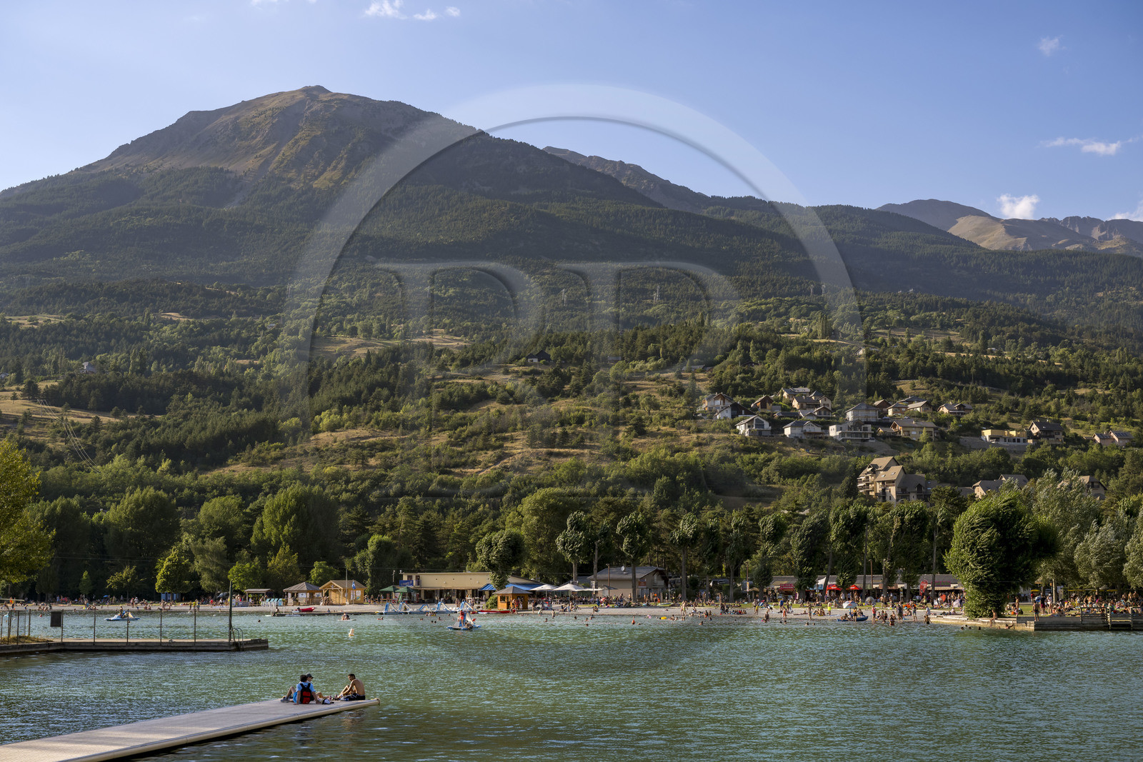 France, Hautes Alpes (05), Embrun, la base de loisirs sur le plan d'eau d'Embrun isolé du lac de Serre Ponçon par une digue promenade