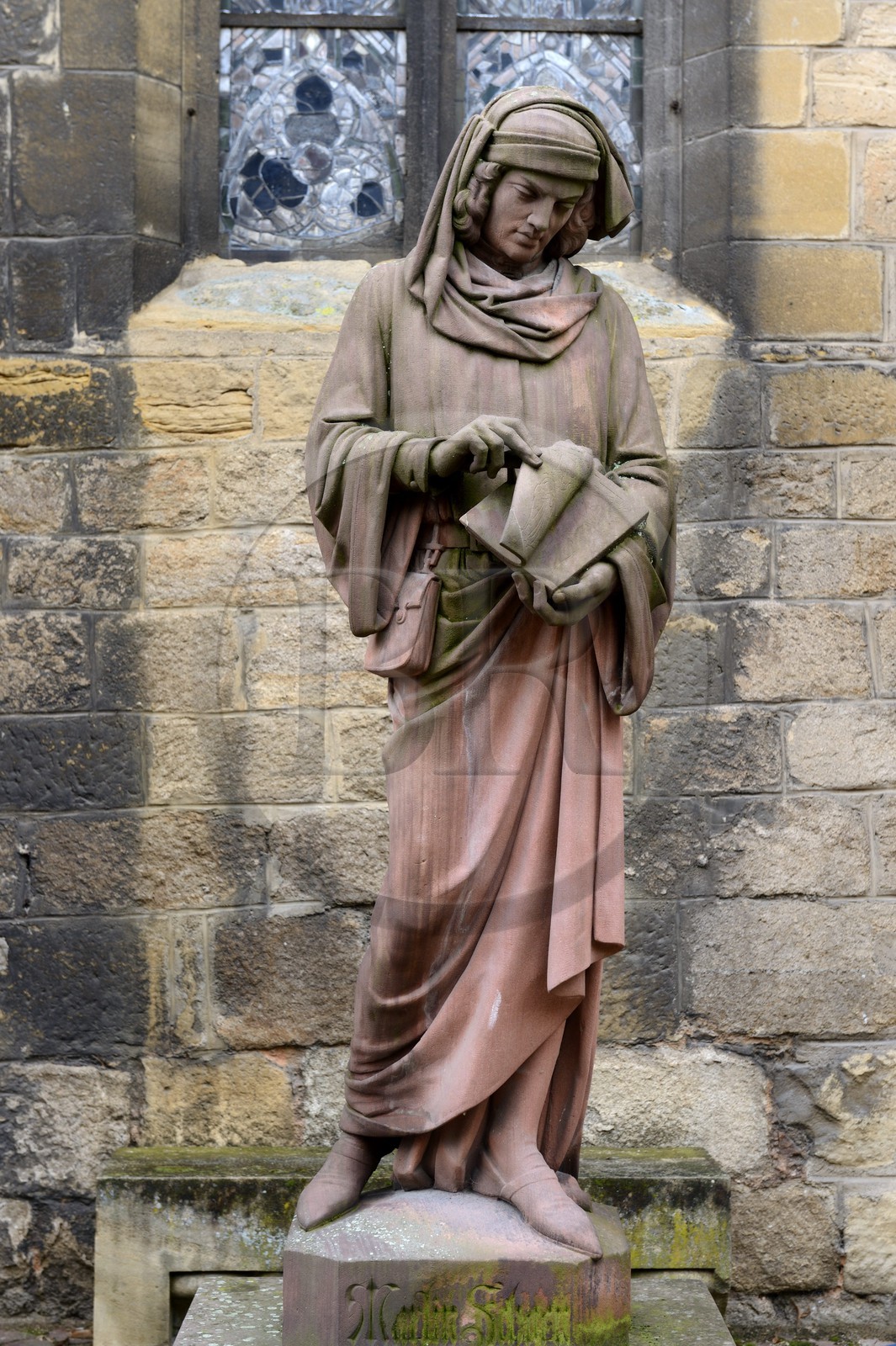 France, Haut-Rhin (68), Colmar, statue en grès du peintre et graveur Martin Schongauer par Auguste Bartholdi place Unterlinden