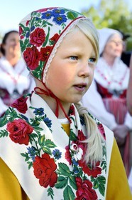 Suède, comté de Dalécarlie, région de Leksand, célébrations du solstice d'été dans le petit hameau de Hjulbäck, jeune fille en costume traditionnel