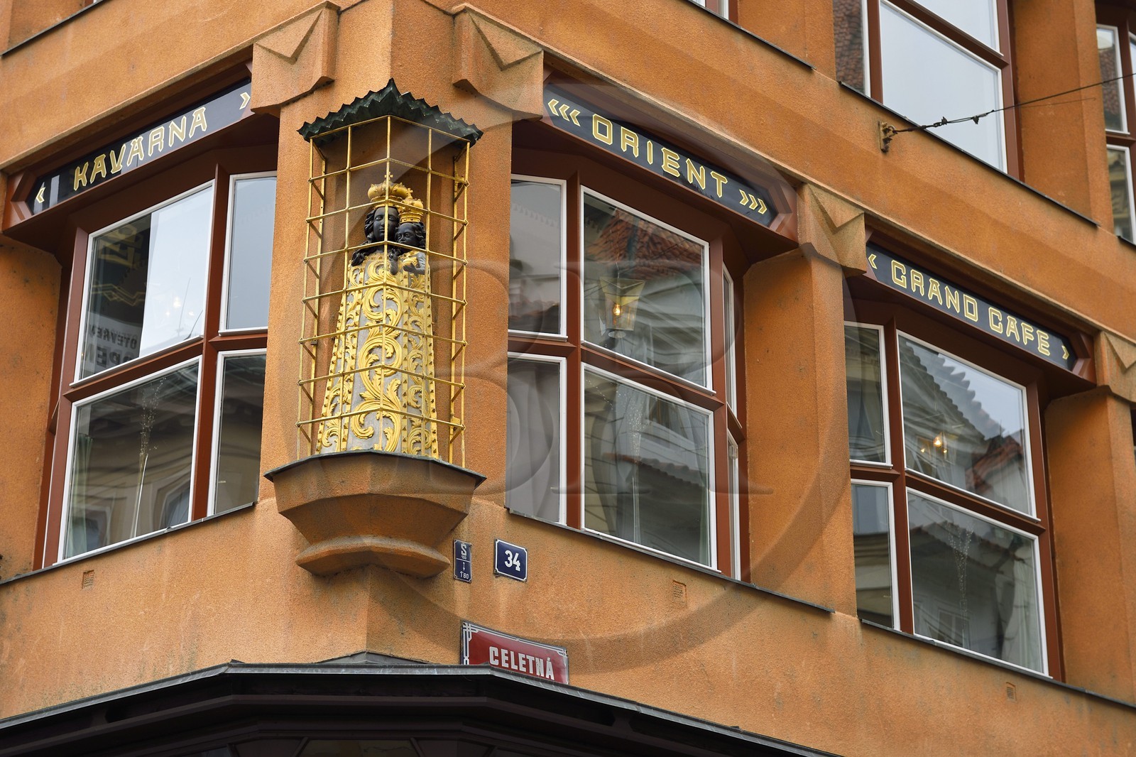 République Tchèque, Prague, centre historique classé Patrimoine Mondial de l' UNESCO, quartier de Stare Mesto, Maison à la Vierge noire batiment cubiste de l'architecte Josef Gocar place Ovocny qui héberge le Grand Café Orient et le Musée du Cubisme (Muzeum Ceského Kubismu)