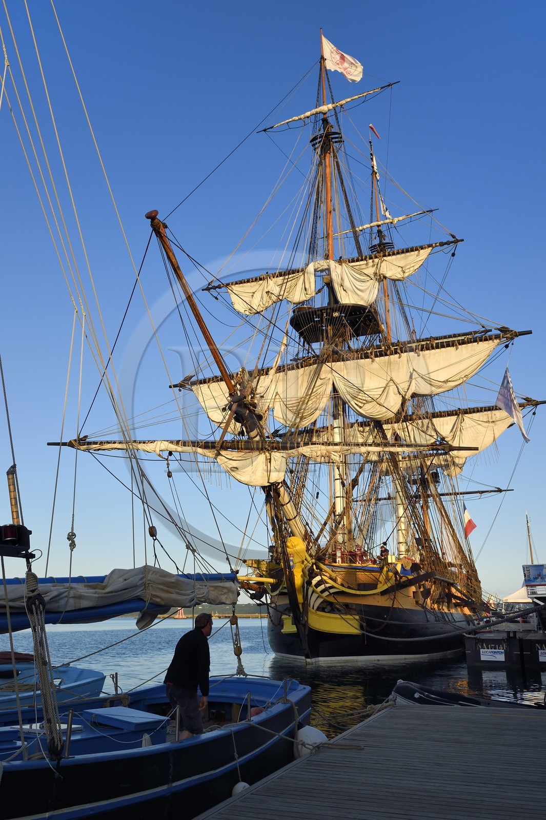 France, Finistère (29), port de Brest, la frégate L'Hermione, réplique du trois-mats qui transporta le marquis de Lafayette en Amérique en 1780, figure de proue