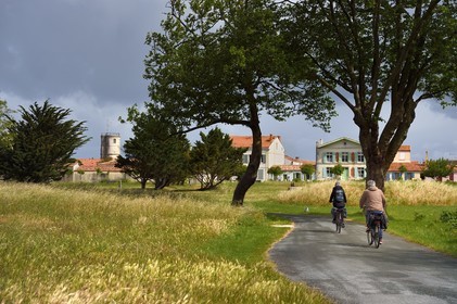 France, Charente-Maritime (17), Ile d'Aix, cyclistes faisant la véloroute La Flow Vélo  arricant au bourg