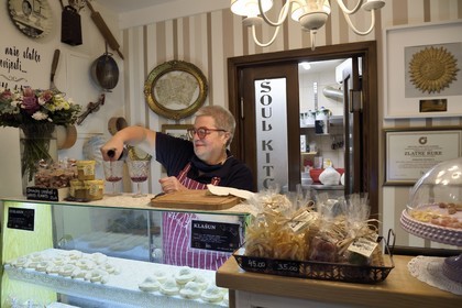 Croatie, Dalmatie, cote dalmate, Ile de Korcula, ville de Korcula, Smiljana Matijaca dans sa patisserie appellée Cukarin, les gateaux Harubica et Marco Polo Bombika sont des spécialités