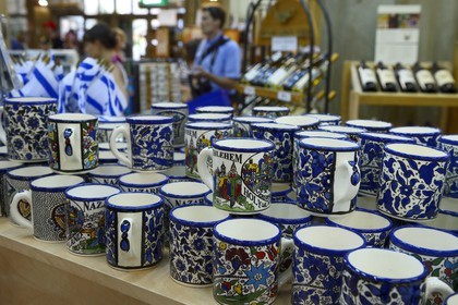Israel, district Nord, Galilée, Tibériade, Yardenit site de baptêmes sur le Jourdain, supermarché de produits religieux