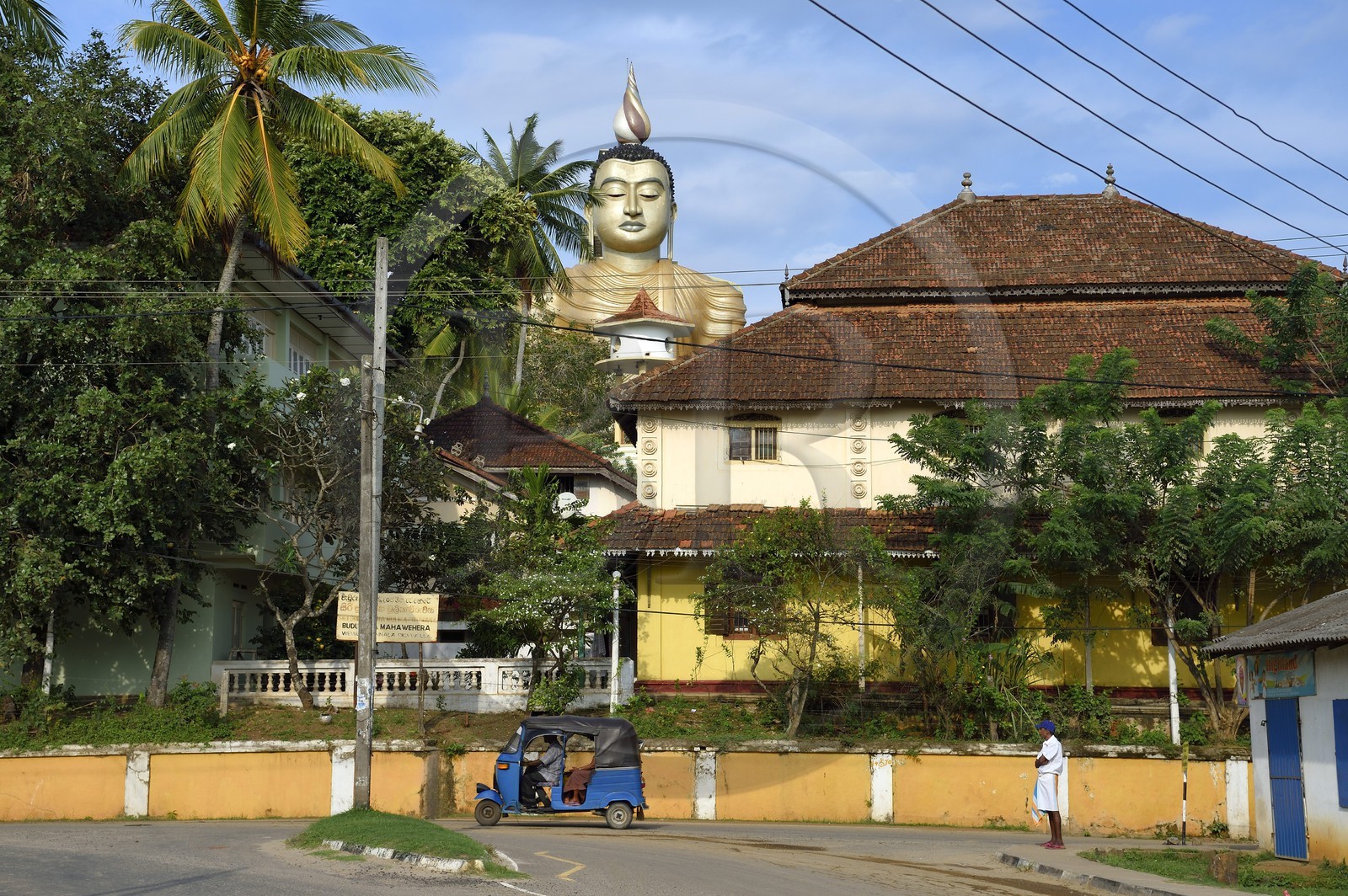 Sri Lanka, Province du Sud, Dikwella, temple bouddhiste Wewurukannala Raja Maha Viharaya dominé par un Bouddha assis haut de 50m le plus grand du Sri Lanka