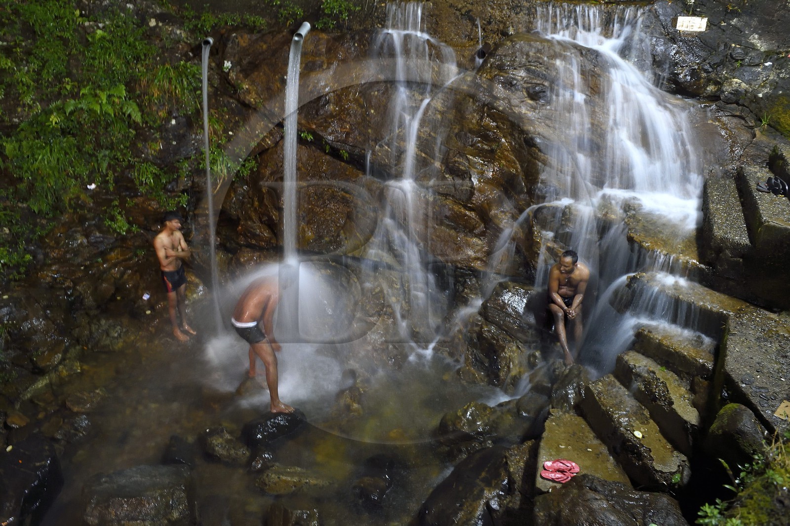 Sri Lanka, province du centre, Dalhousie, cascade sur le chemin des pélerins montant au Pic d'Adam (Adam's Peak)