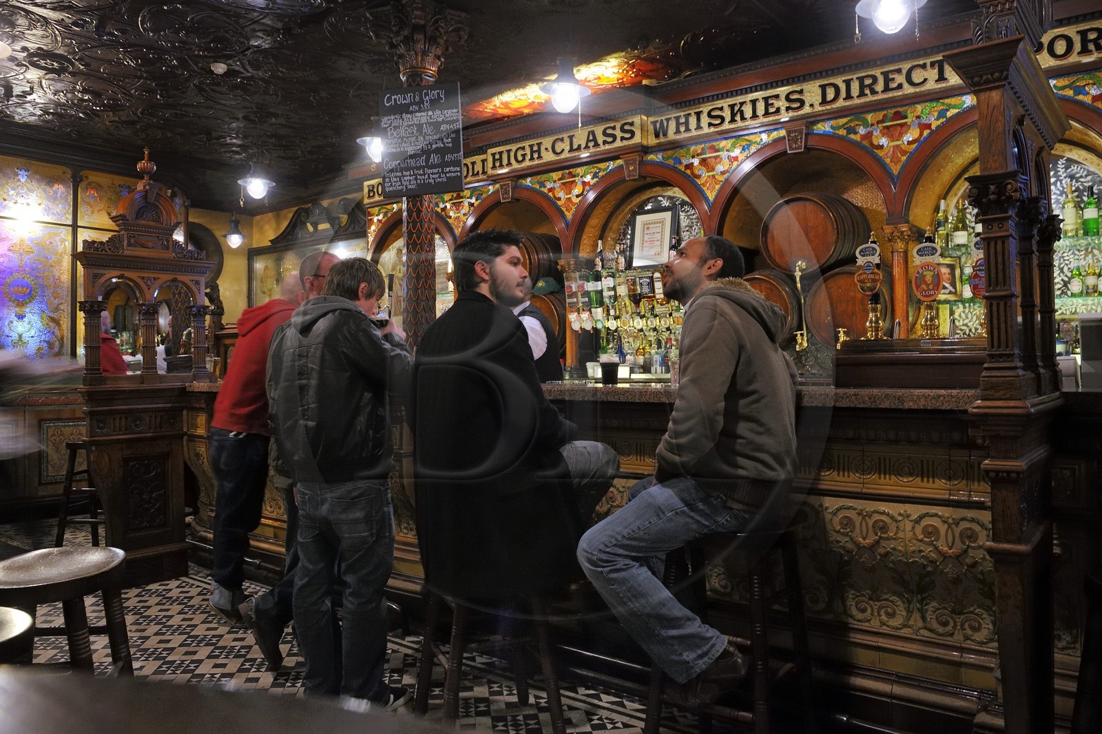 Royaume-Uni, Irlande du Nord, Belfast, le Crown Liquor Saloon fondé en 1826 est le seul pub à faire partie du National Trust (Monuments Historiques)