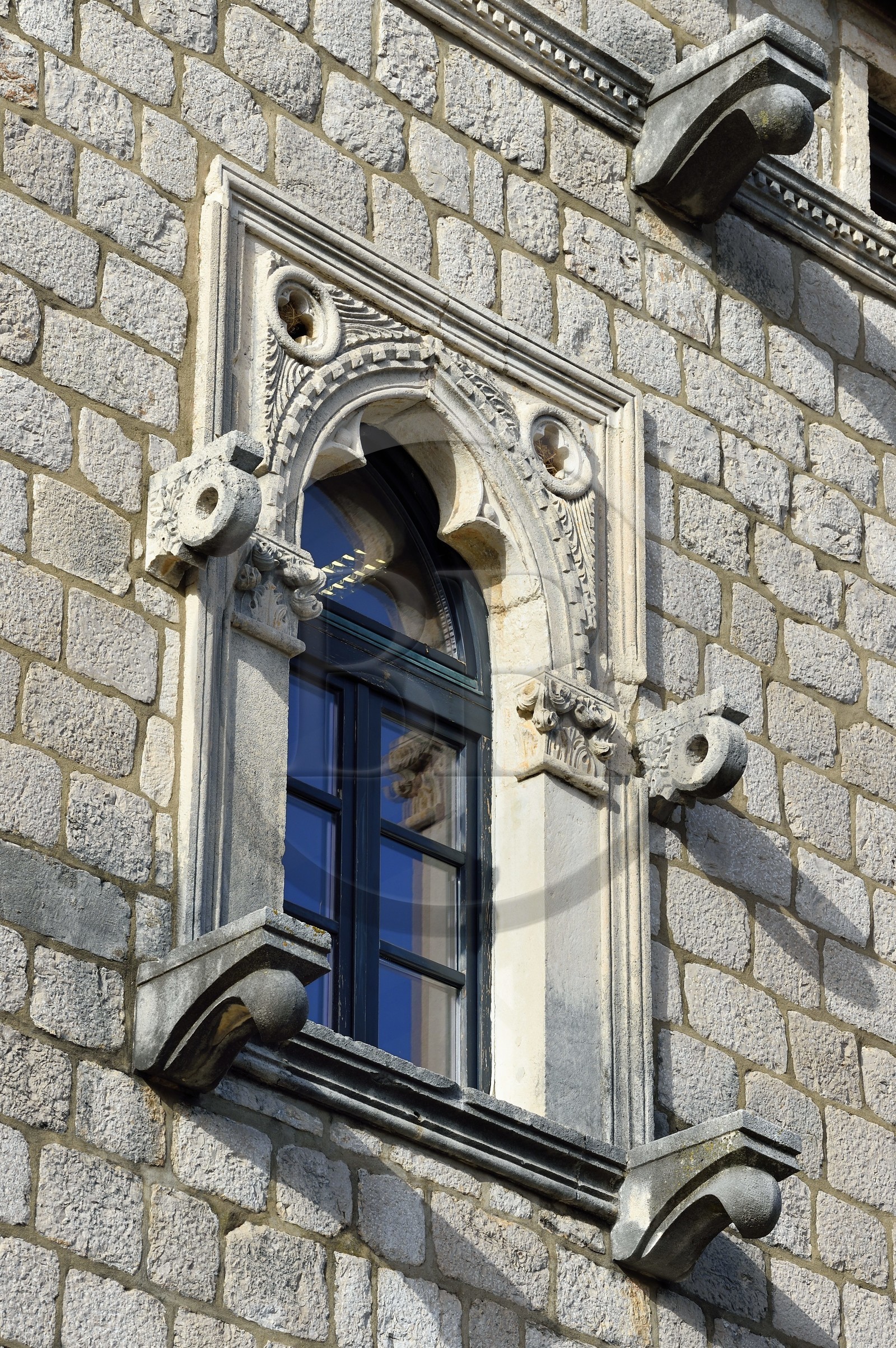 Croatie, Dalmatie, cote dalmate, presqu'ile de Peljesac, la vieille-ville de Ston, fenetre sculptée et voutée caractéristique de type vénitienne