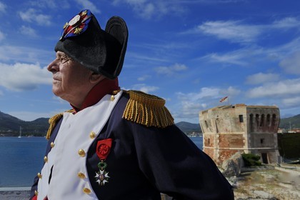 Italie, Toscane, l’Ile d’Elbe, Portoferraio, la Tour Torre del Martello à l'entrée du vieux Port