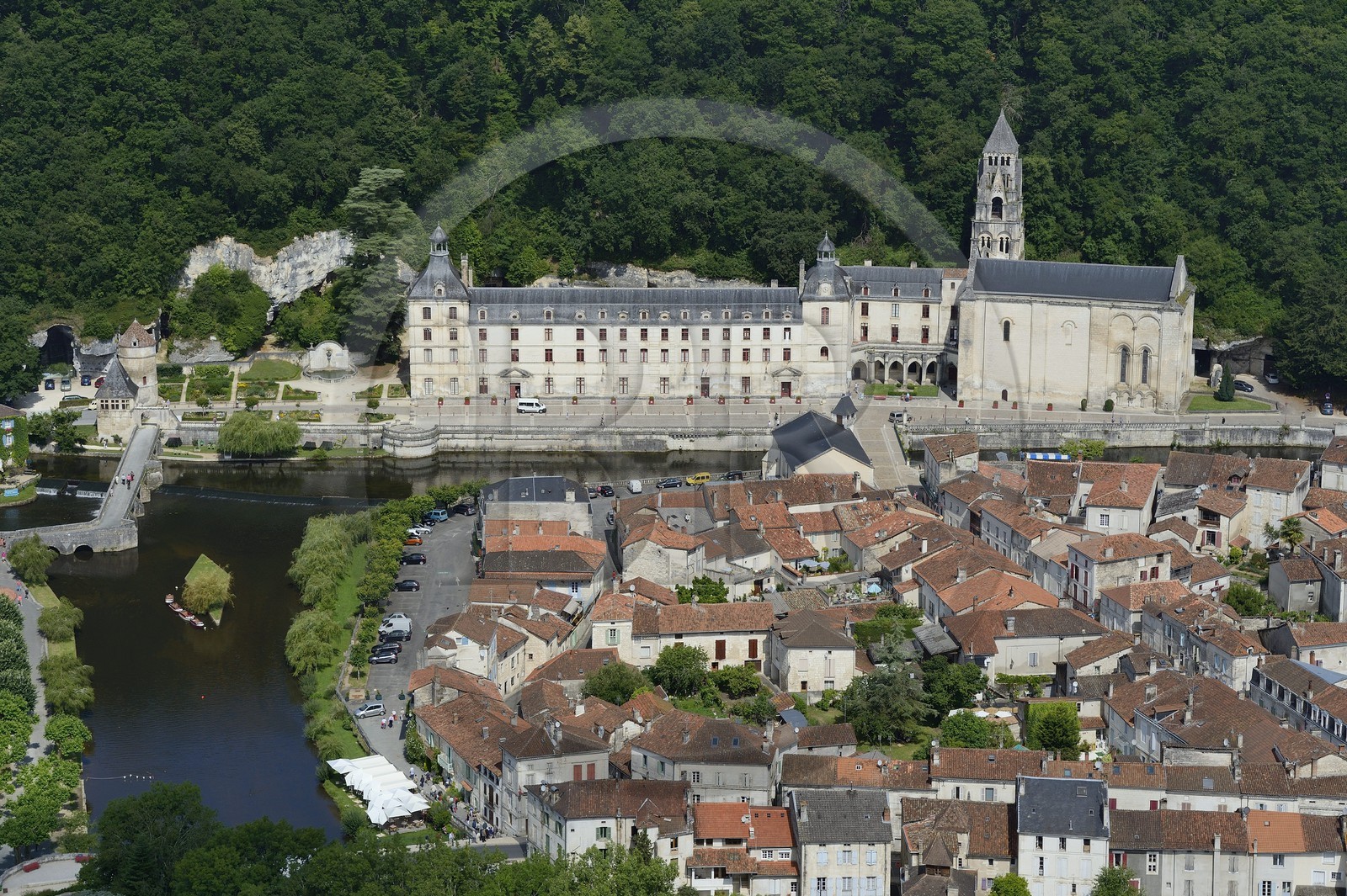 France, Dordogne (24), Brantôme, pont Coudé sur la Dronne et l'abbaye bénédictine Saint-Pierre de Brantôme (vue aérienne)