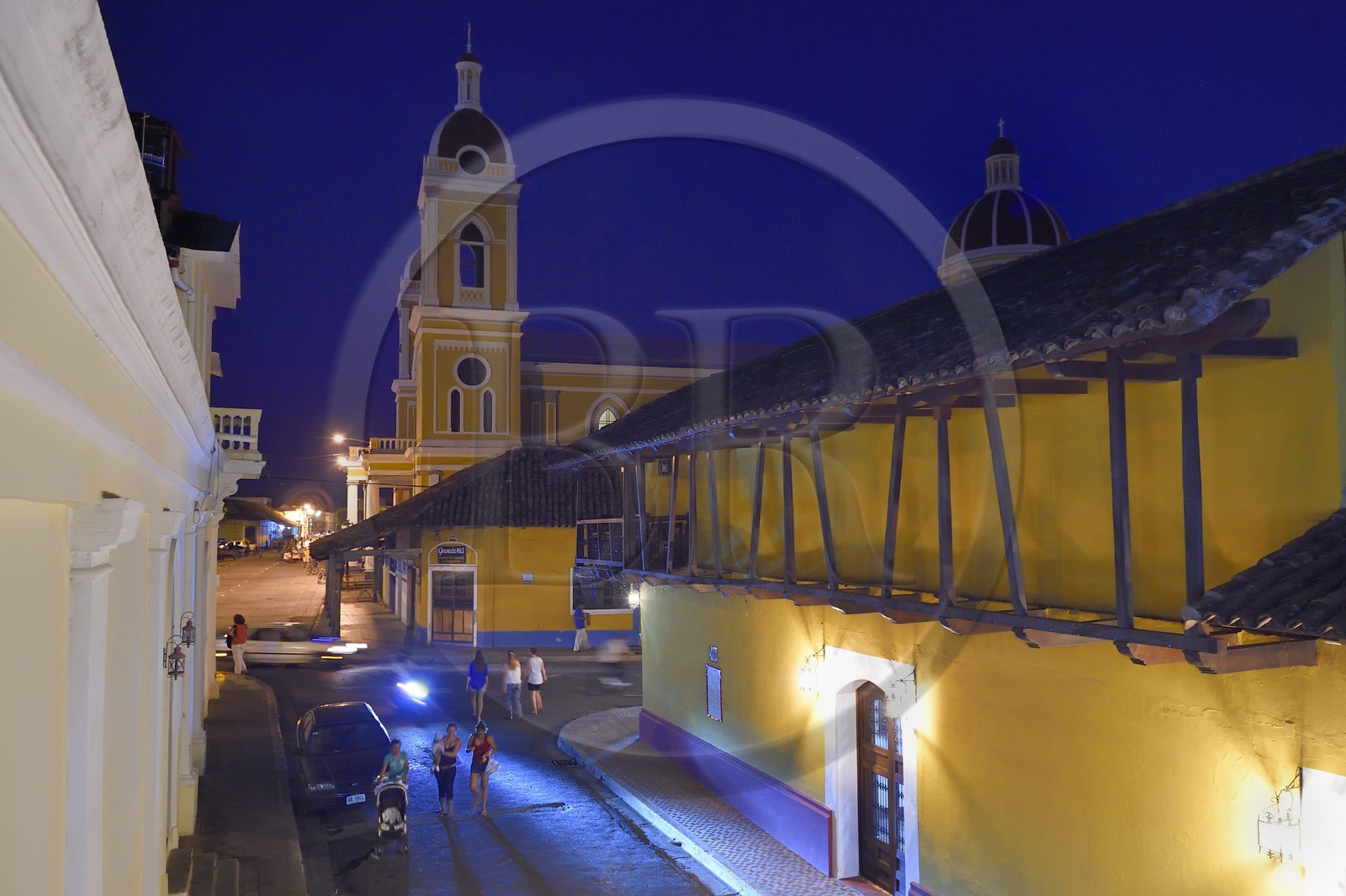 Nicaragua, Granada, rue donnant sur la place de parque Central (Parque Colon) et la cathédrale