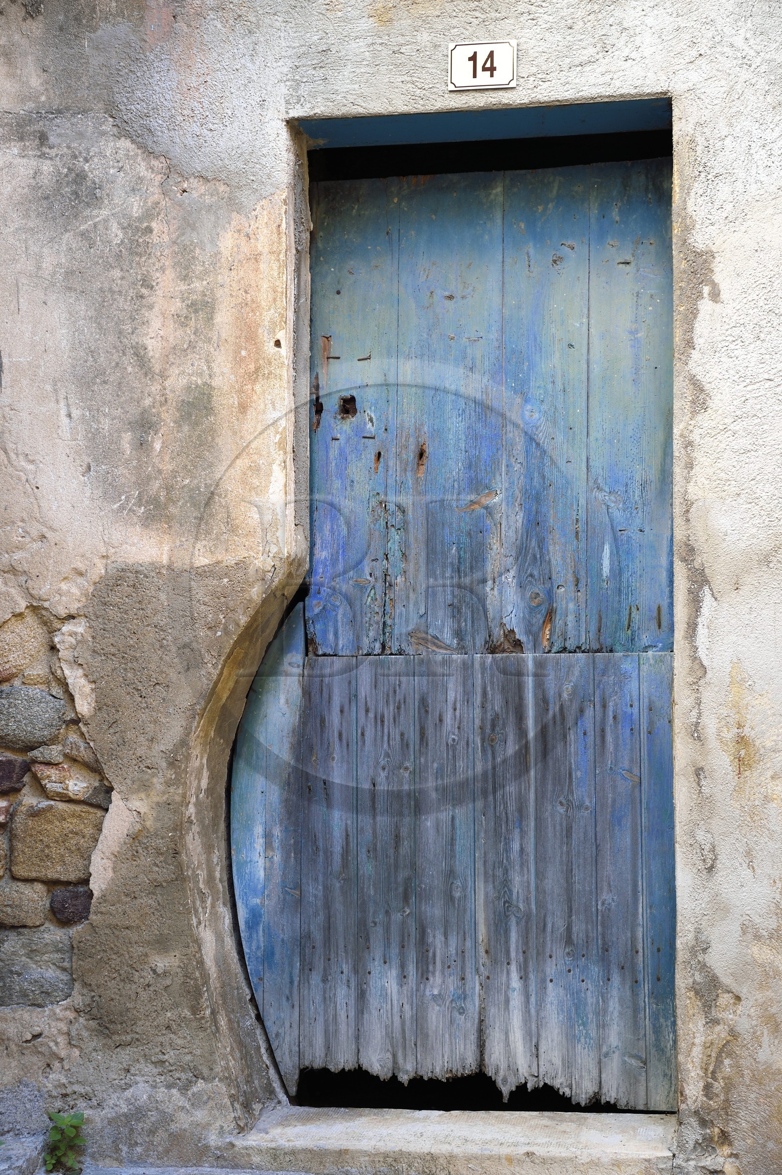 France, Var (83), Presqu'Ile de Saint-Tropez, Ramatuelle, porte aménagée pour le passage des tonneaux