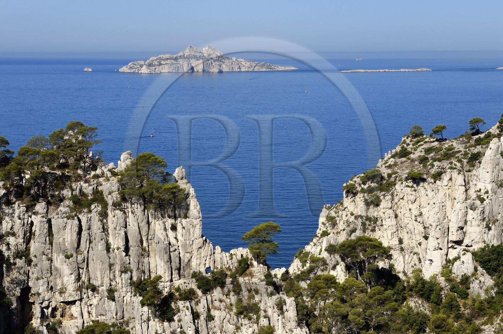 France, Bouches-du-Rhône (13), Marseille, Parc national des Calanques, Calanque d'En-Vau, la Breche de Castelvieil et le trou du canon, l'Archipel de Riou en arrière plan (demande d'autorisation nécessaire avant publication)
