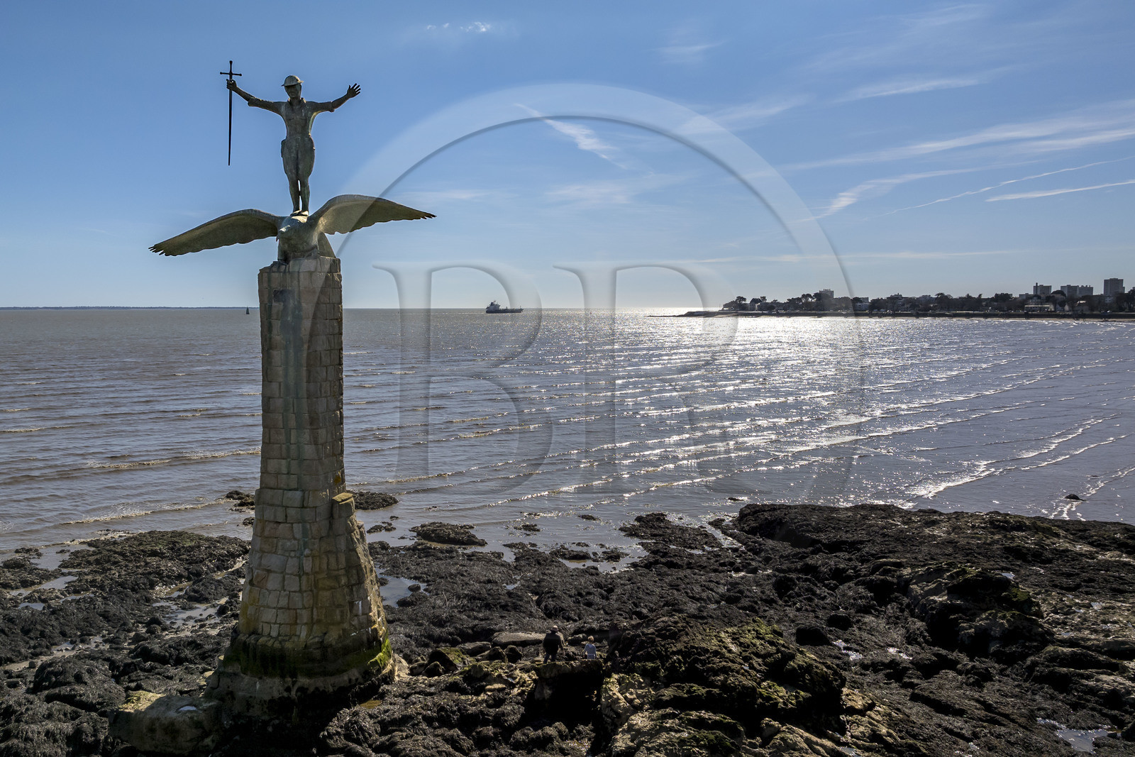 France, Loire-Atlantique (44), Estuaire de la Loire, Saint-Nazaire, la Grande plage, Monument Americain appelé Sammy édifié en mémoire du débarquement américain du 26 juin 1917 à Saint-Nazaire sur le front de mer (vue aérienne)