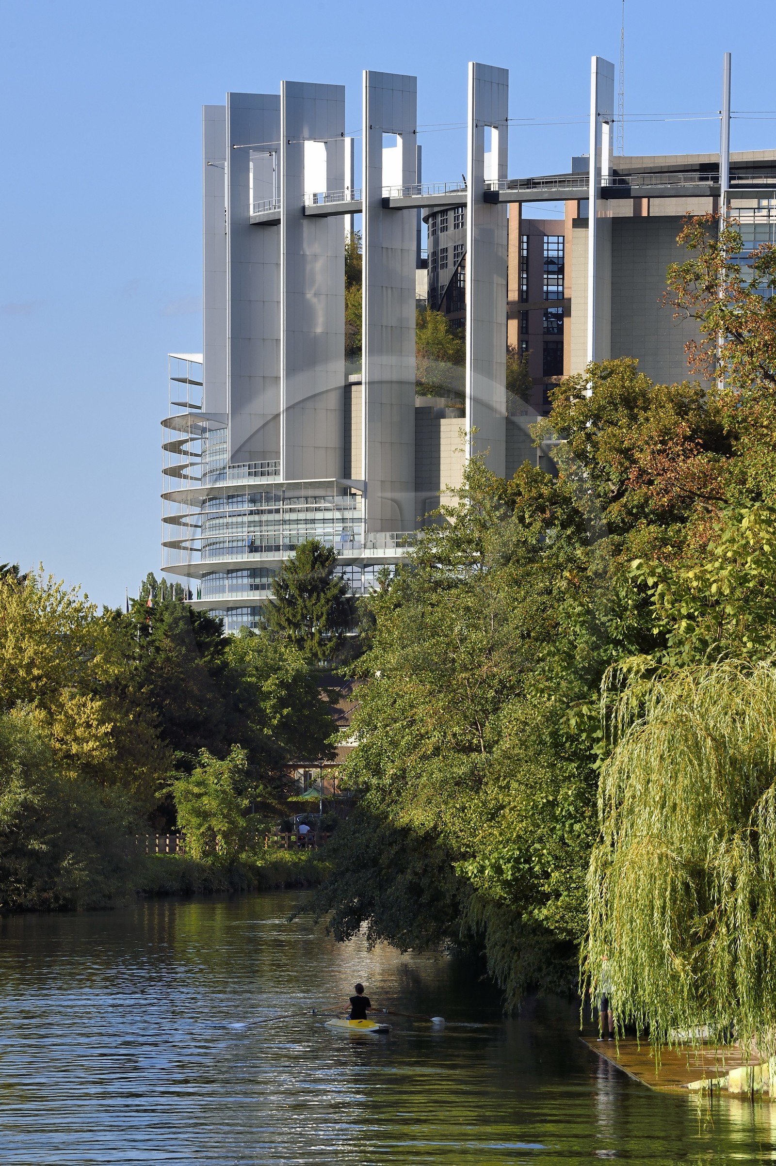 France, Bas-Rhin (67), Strasbourg, quartier européen, le Parlement européen en bordure de la rivière l'Ill