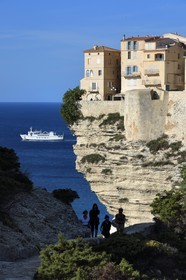 France, Corse-du-Sud (2A), Bonifacio, la vieille ville ou Haute Ville perchée sur des falaises de calcaire de plus de 60 mètres de haut et sortie du ferry de liaison avec la Sardaigne