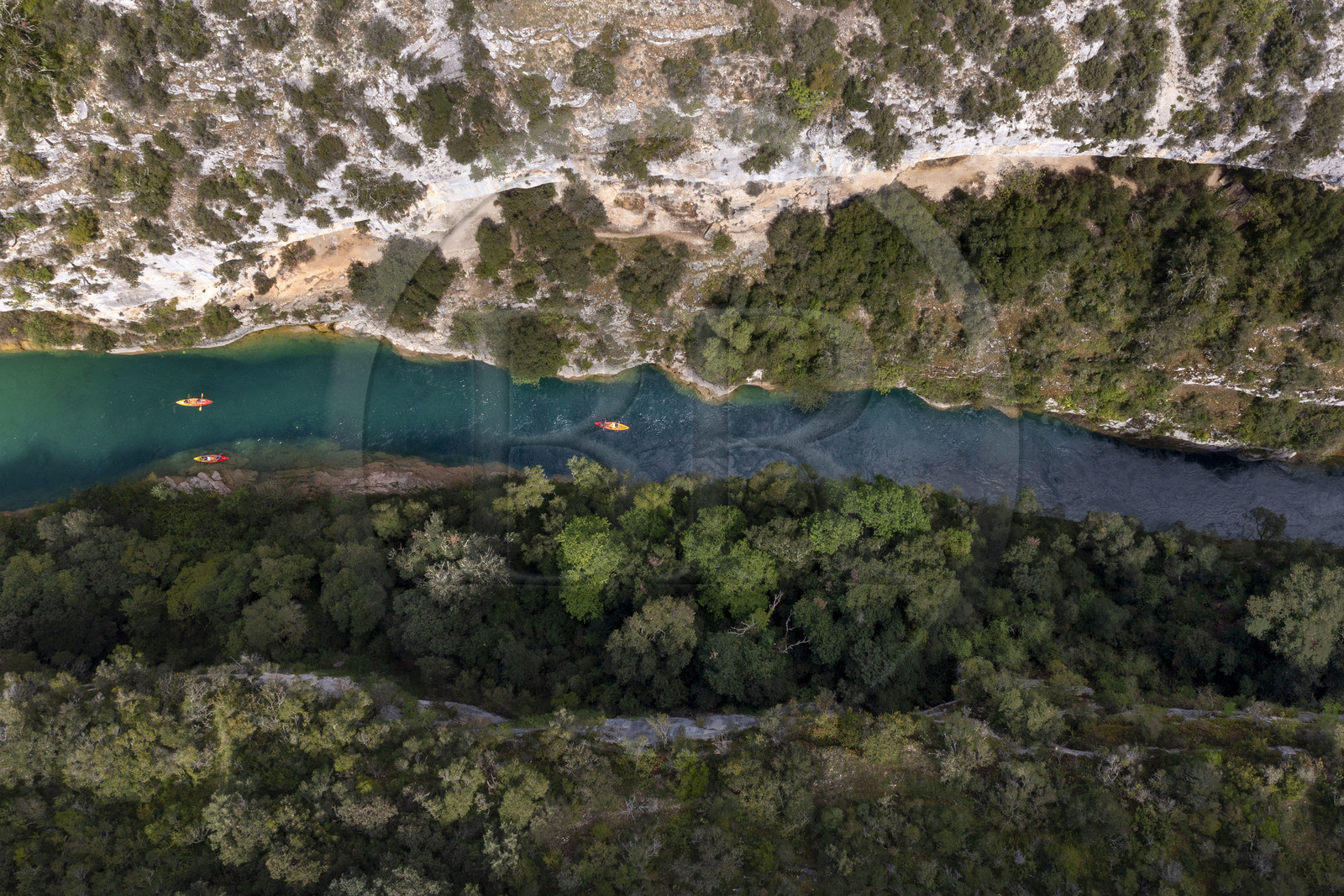 Var (83) rive gauche et Alpes-de-Haute-Provence (04) rive droite, Parc Naturel Régional du Verdon, Basses Gorges du Verdon en aval du lac de Sainte Croix, découverte en kayak des gorges de Baudinard (vue aérienne)