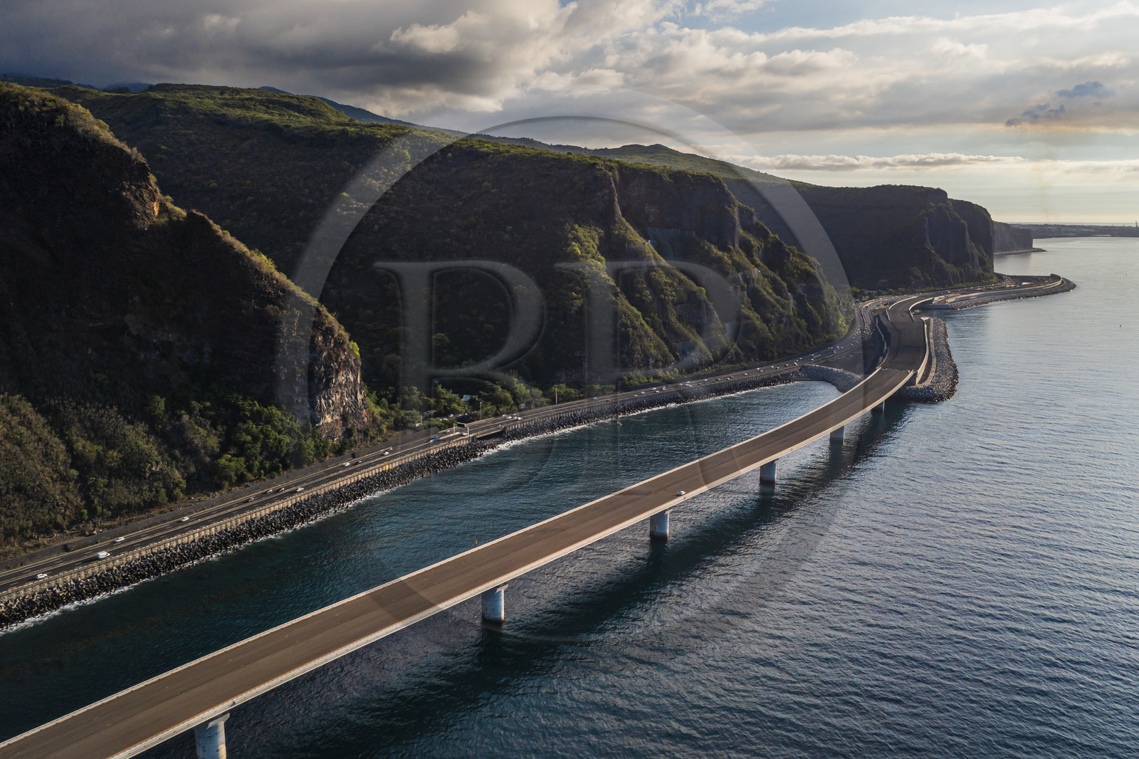 France, Ile de la Reunion, la Grande Chaloupe à La Possession, la Nouvelle Route du Littoral (NRL), fin du viaduc maritime long de 5,4 km entre la capitale Saint-Denis et la Grande Chaloupe (vue aérienne)