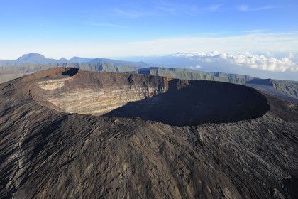 France, île de la Réunion, volcan du Piton de la Fournaise, classé Patrimoine Mondial de l'UNESCO, le cratère Dolomieu (vue aérienne)