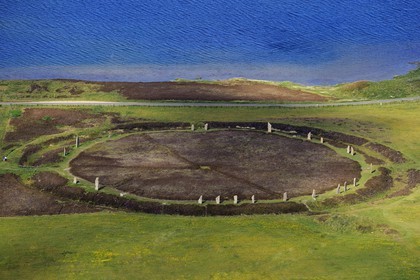 Royaume-Uni, Ecosse, Iles Orcades, Ile de Mainland, au bord du Loch of Stenness, cercle de pierres levées du Ring of Brodgar, classées Patrimoine Mondial de l' UNESCO (vue aérienne)
