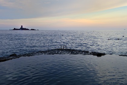 France, Var (83), Agay commune de Saint-Raphaël, massif de l'Estérel, la Corniche d'Or, la piscine d'eau de mer à débordement de l'Hotel des Roches Rouges et la tour de l'Ile d'Or au large du cap du Dramont