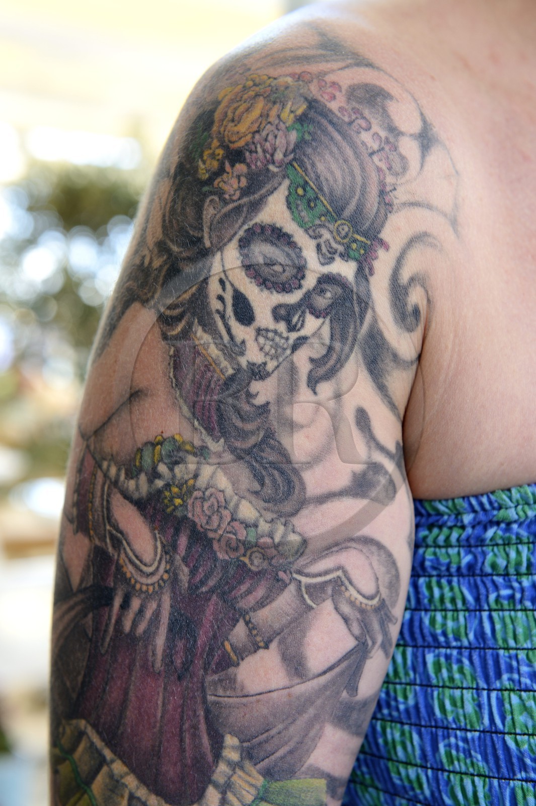 Grèce, Les Cyclades, mer Égée, île de Mykonos, Chora (Mykonos town), tatouages sur le bras d'une femme