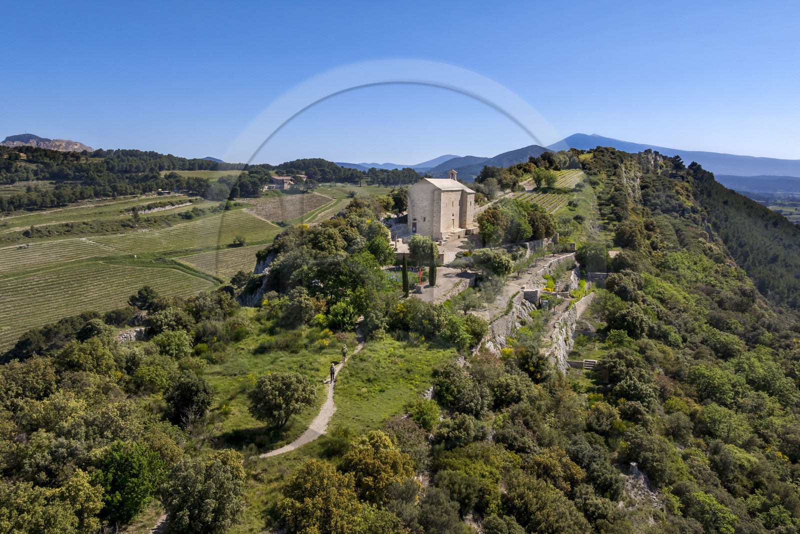 France, Vaucluse (84), Dentelles de Montmirail, Beaumes-de-Venise, randonneurs rejoignant la chapelle Saint-Hilaire dont l'implantation date du VIe siècle sur le plateau des Courens et le Mont Ventoux en arrière plan (vue aérienne)